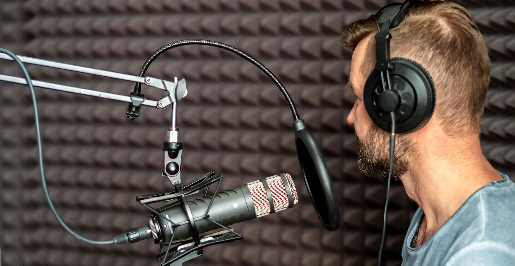 Por qué elegir un locutor profesional para grabar tu audio para conmutador