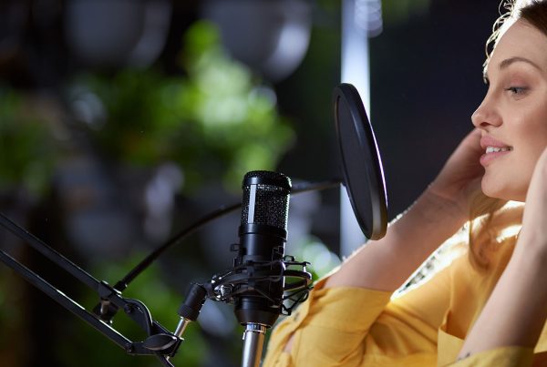 contratar locutores profesionales