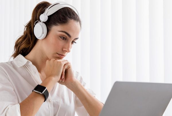 Locutores voz en off para e-learning