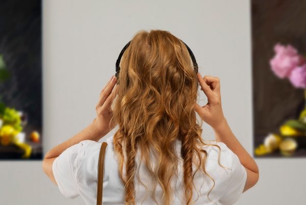 Locutores voz en off para guías de audio